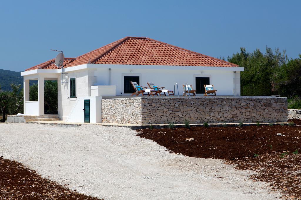 Robinzon Zavala * Povlja (Brac)